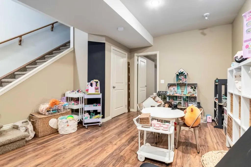 2413 2 Avenue NW Calgary AB T2N0H5