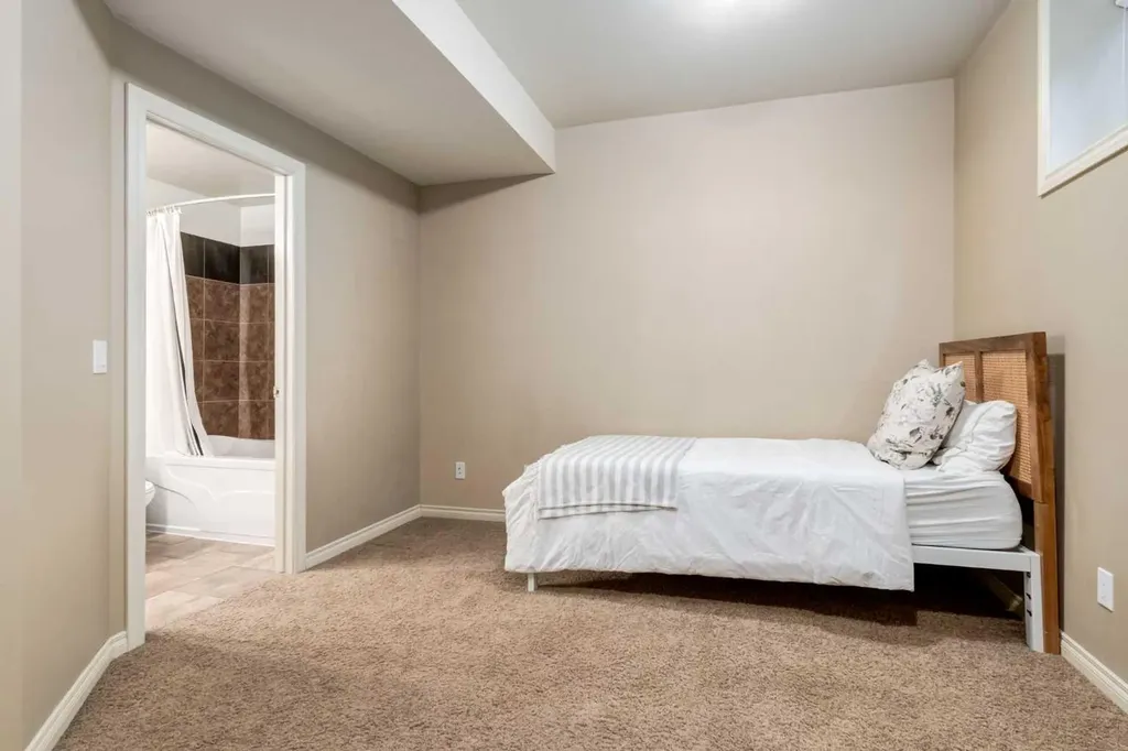 2413 2 Avenue NW Calgary AB T2N0H5