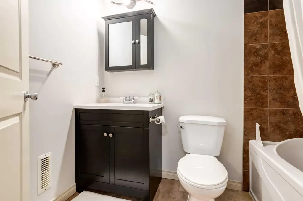 2413 2 Avenue NW Calgary AB T2N0H5