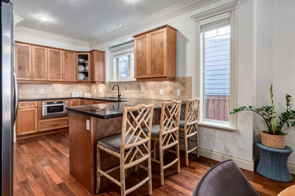 2413 2 Avenue NW Calgary AB T2N0H5