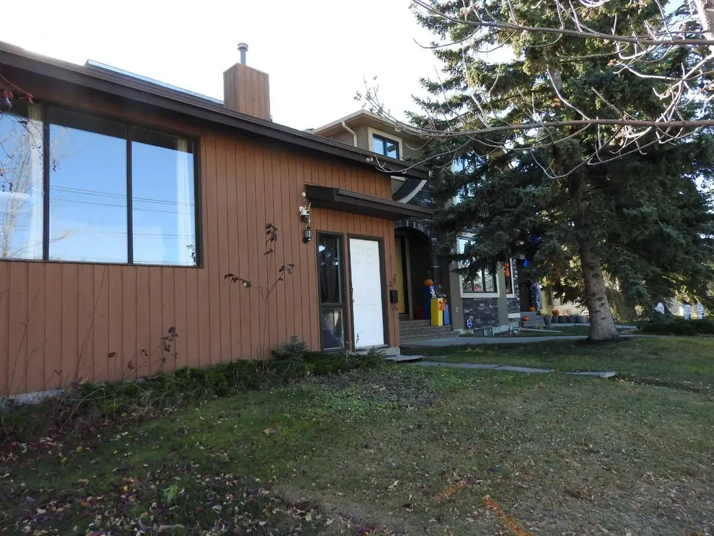 129 32 Avenue NW Calgary AB T2M 2P7