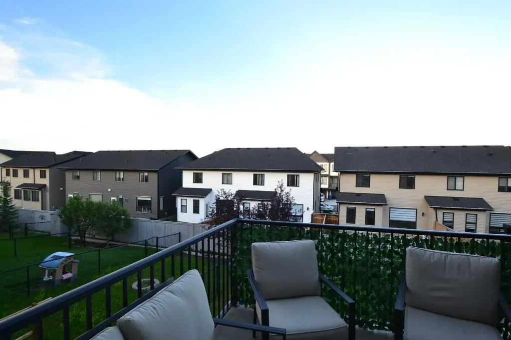 613 Hillcrest Road SW Airdrie AB T4B 4C8