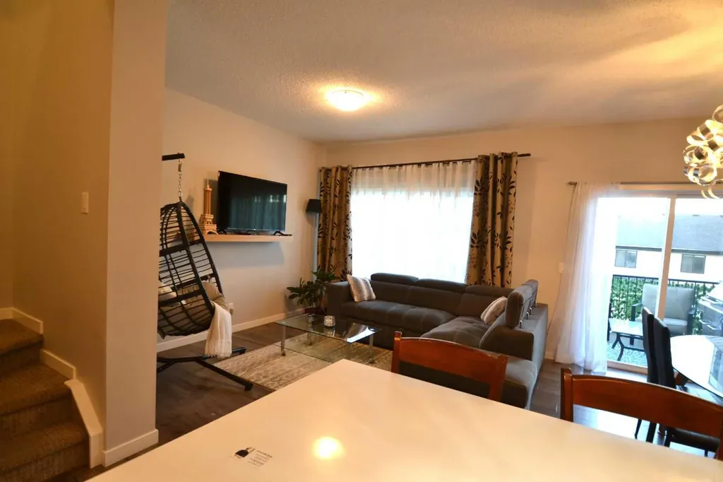 613 Hillcrest Road SW Airdrie AB T4B 4C8