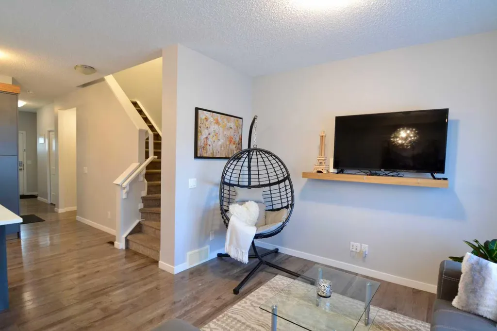 613 Hillcrest Road SW Airdrie AB T4B 4C8