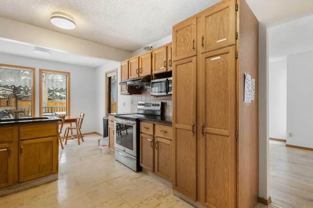 132 Scenic Cove Circle NW Calgary AB T3L 1M9