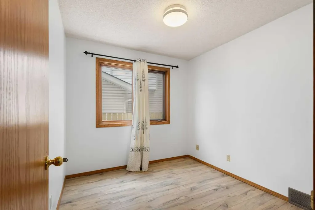 132 Scenic Cove Circle NW Calgary AB T3L 1M9