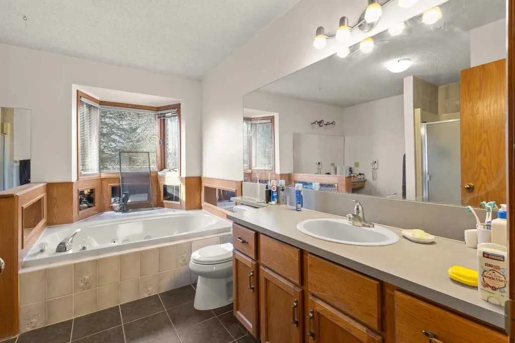 132 Scenic Cove Circle NW Calgary AB T3L 1M9