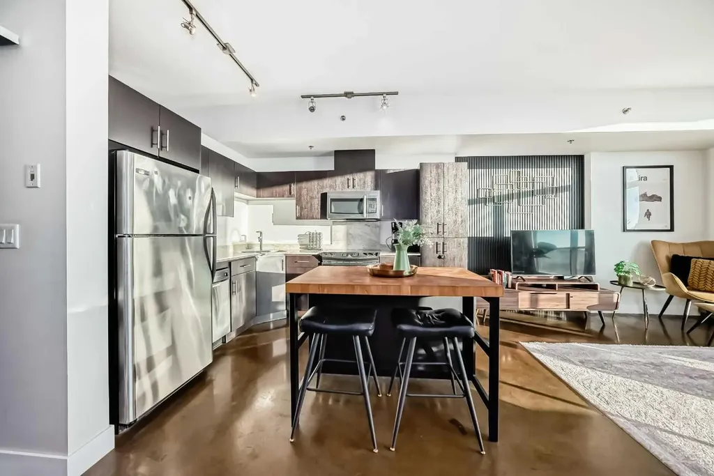 135 13 Avenue SW Calgary AB T2R 0W8