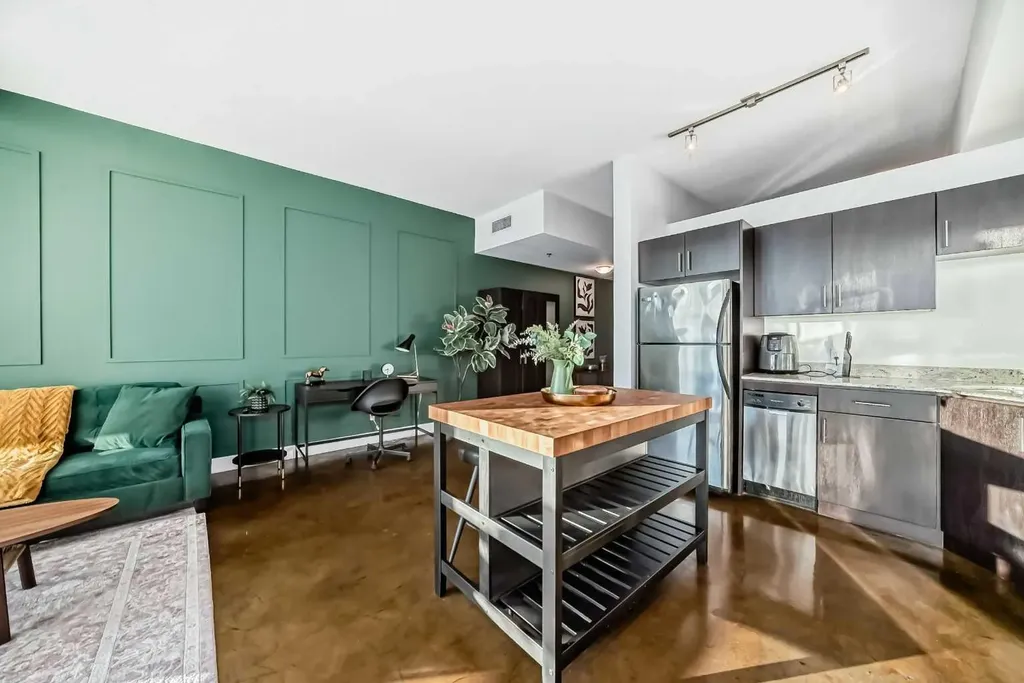 135 13 Avenue SW Calgary AB T2R 0W8