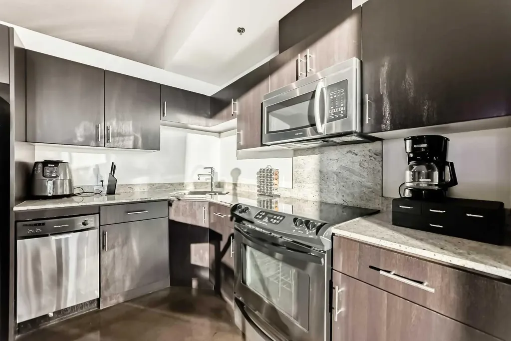 135 13 Avenue SW Calgary AB T2R 0W8