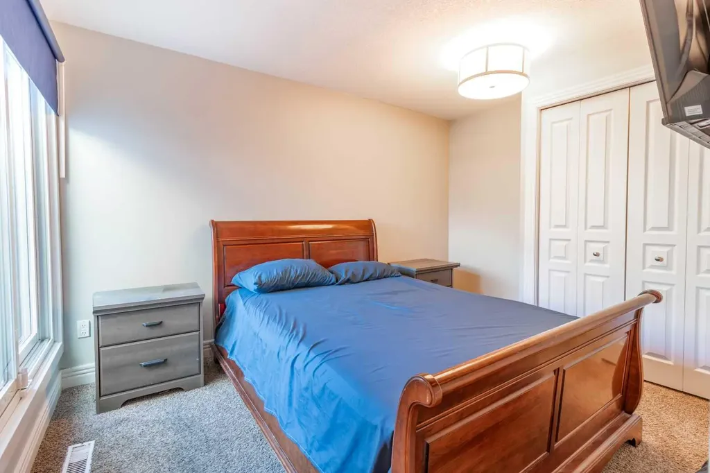 77 Glamis Green SW Calgary AB T3E 6T9