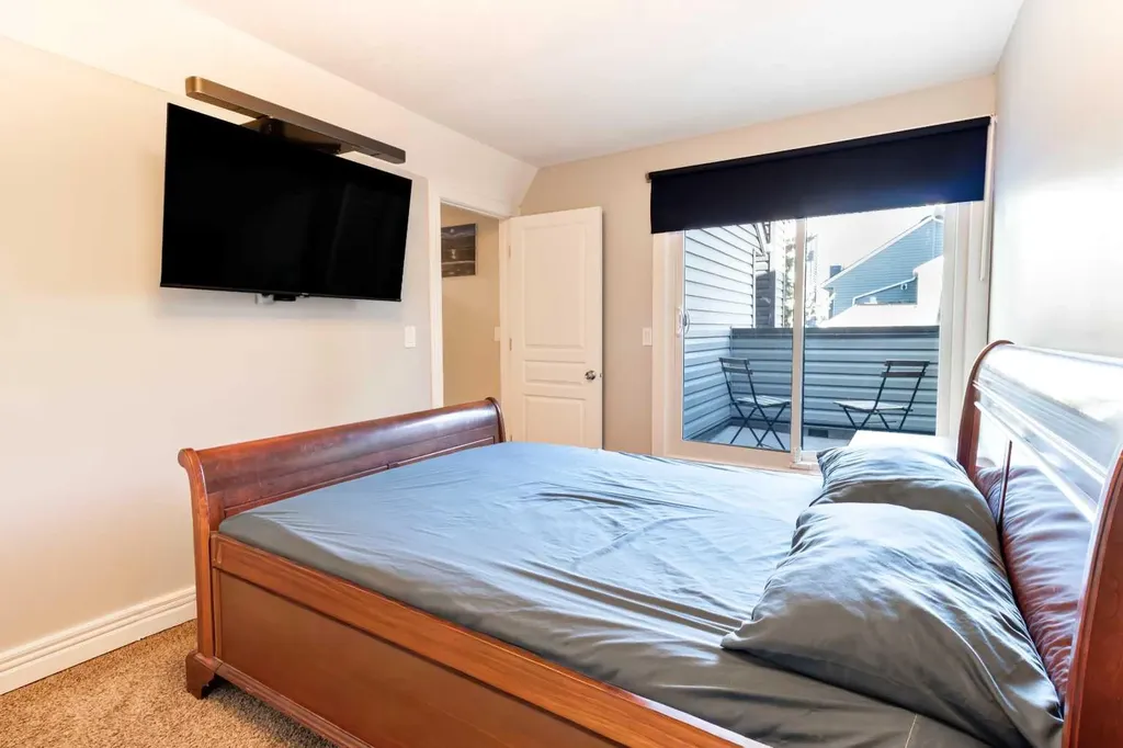 77 Glamis Green SW Calgary AB T3E 6T9