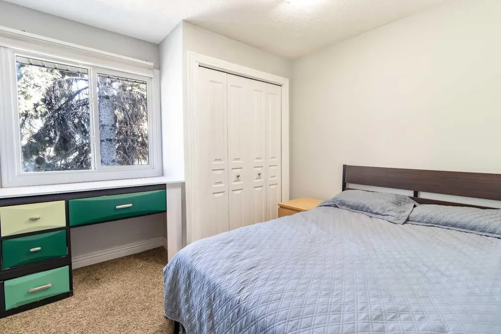 77 Glamis Green SW Calgary AB T3E 6T9