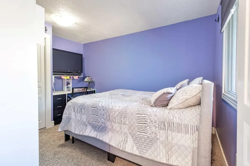 77 Glamis Green SW Calgary AB T3E 6T9