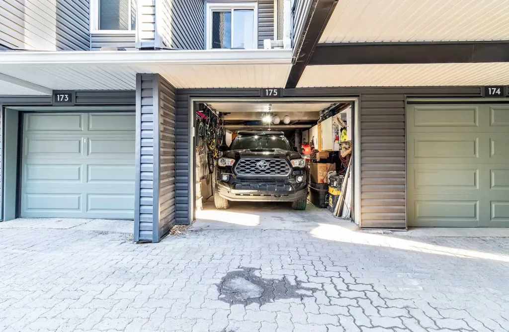77 Glamis Green SW Calgary AB T3E 6T9