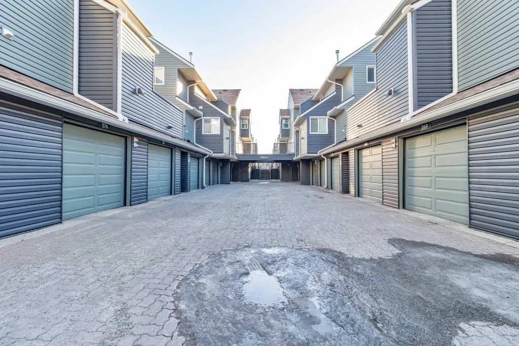 77 Glamis Green SW Calgary AB T3E 6T9