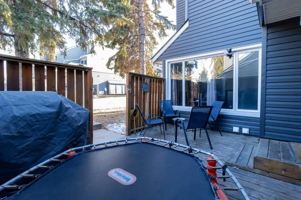 77 Glamis Green SW Calgary AB T3E 6T9