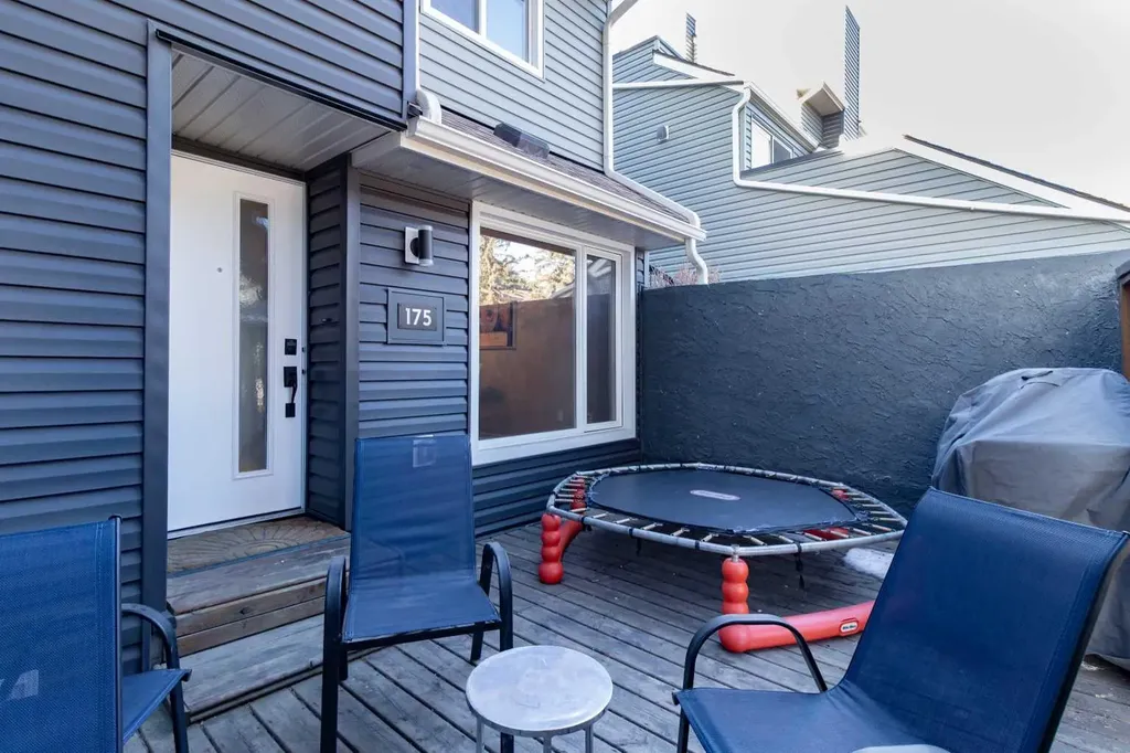 77 Glamis Green SW Calgary AB T3E 6T9