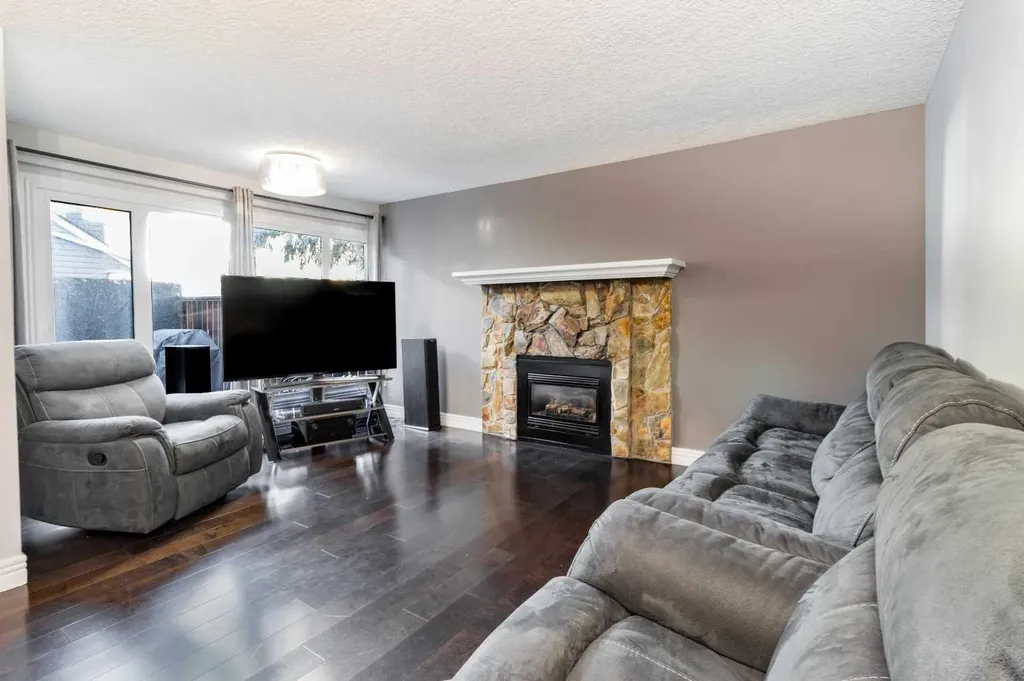 77 Glamis Green SW Calgary AB T3E 6T9
