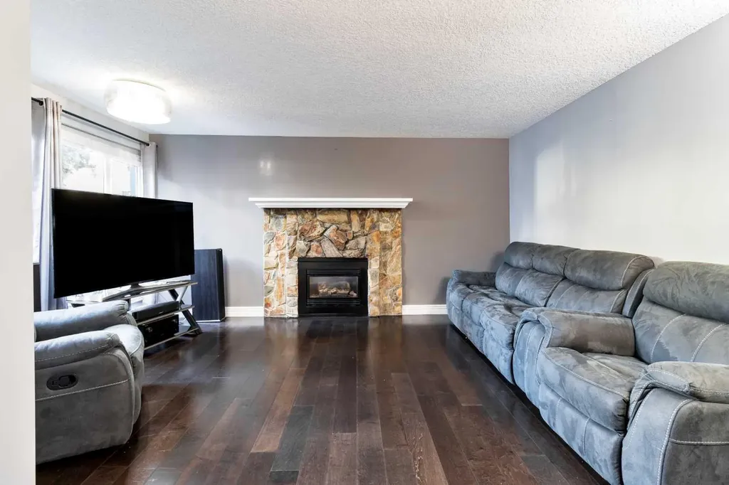 77 Glamis Green SW Calgary AB T3E 6T9