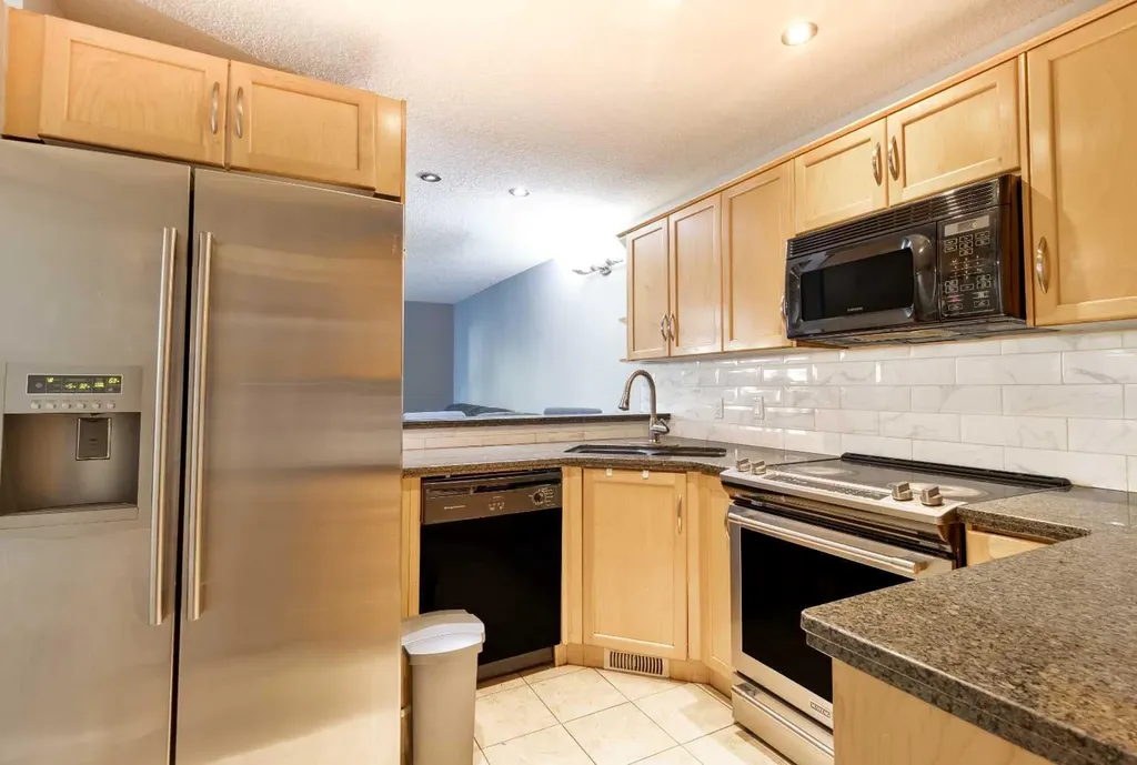 77 Glamis Green SW Calgary AB T3E 6T9