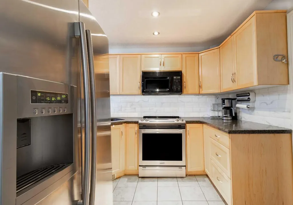 77 Glamis Green SW Calgary AB T3E 6T9