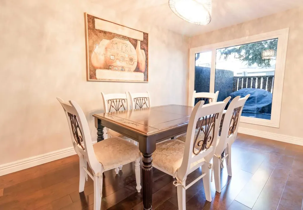 77 Glamis Green SW Calgary AB T3E 6T9