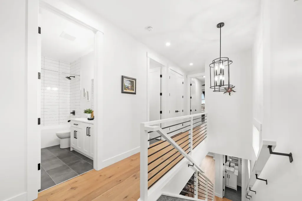 2407 33 Street SW Calgary AB T3E 2T3