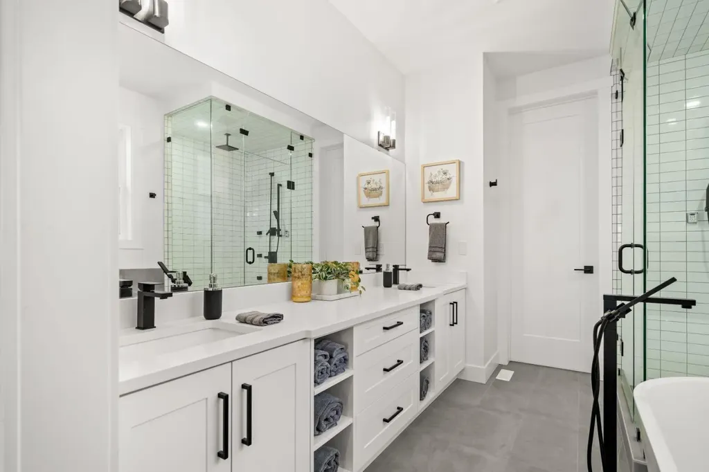 2407 33 Street SW Calgary AB T3E 2T3