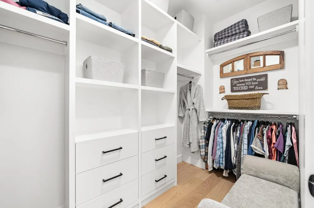 2407 33 Street SW Calgary AB T3E 2T3