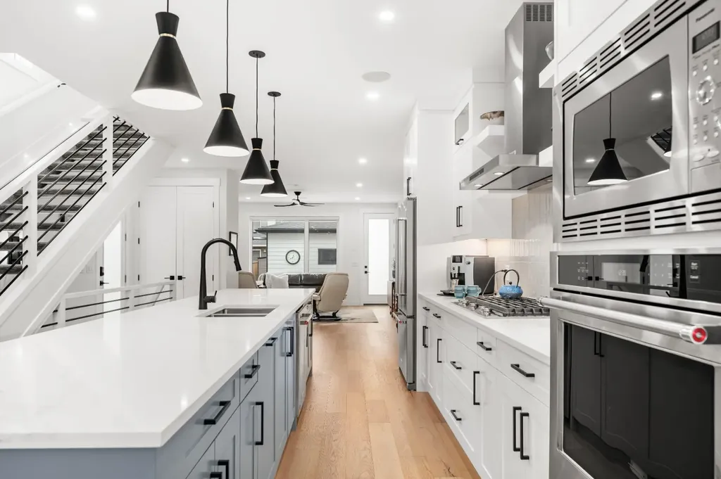 2407 33 Street SW Calgary AB T3E 2T3