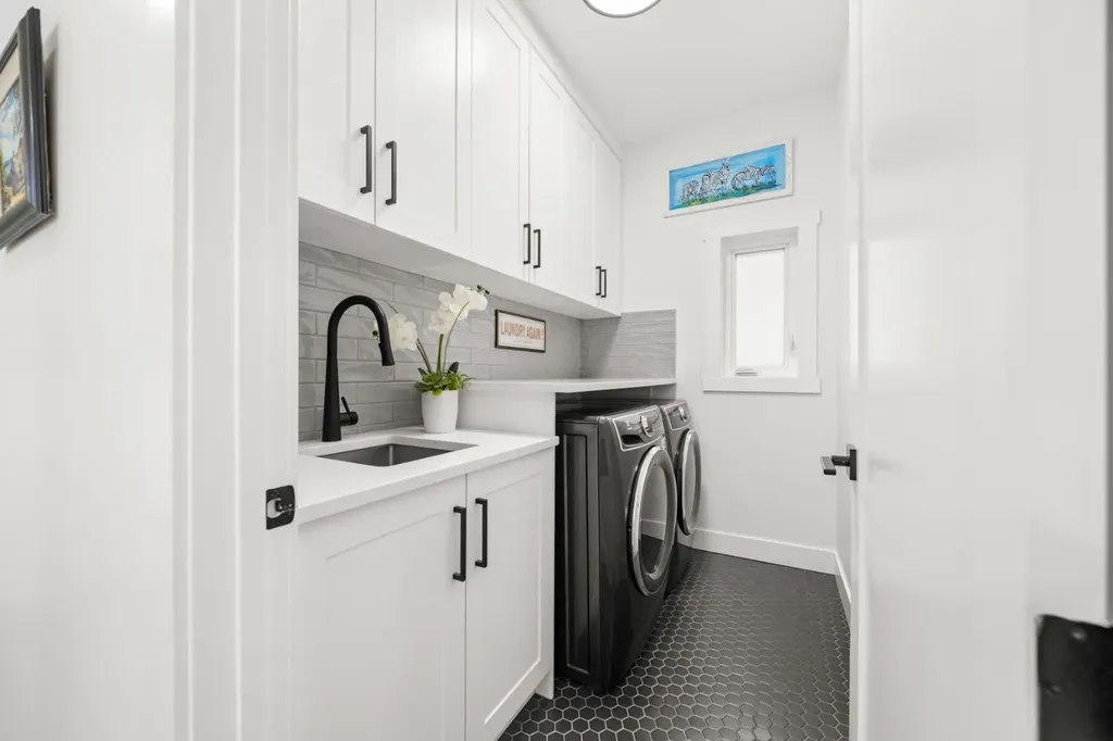 2407 33 Street SW Calgary AB T3E 2T3