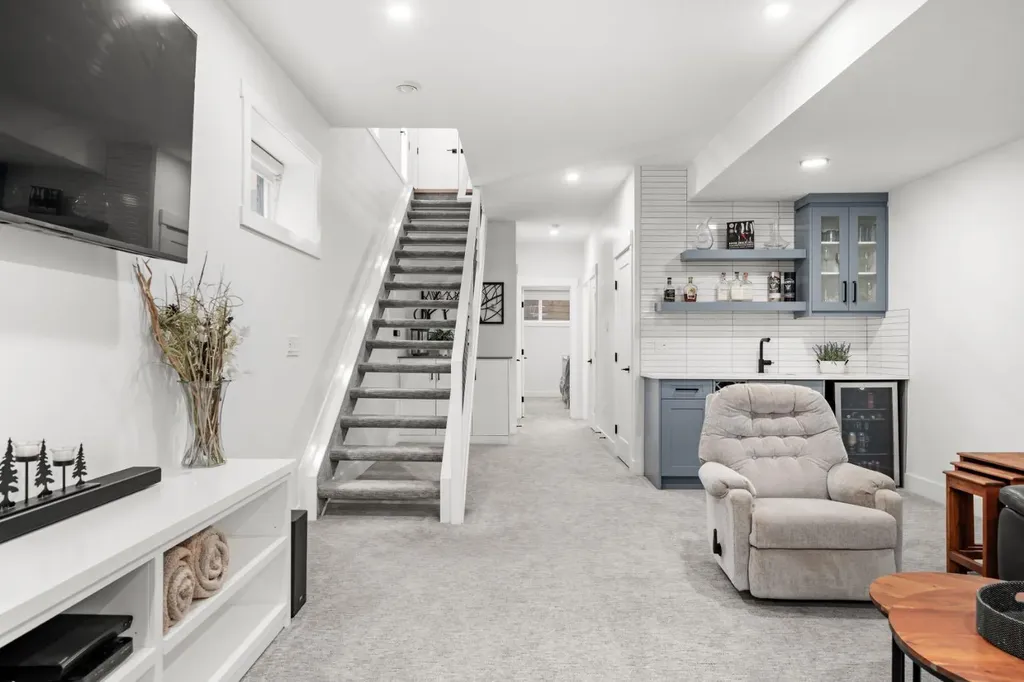 2407 33 Street SW Calgary AB T3E 2T3