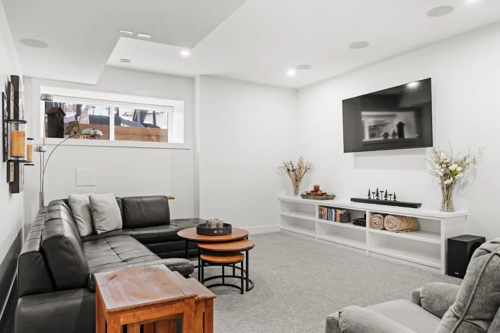 2407 33 Street SW Calgary AB T3E 2T3