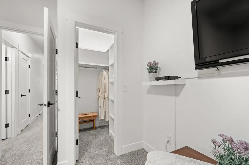 2407 33 Street SW Calgary AB T3E 2T3