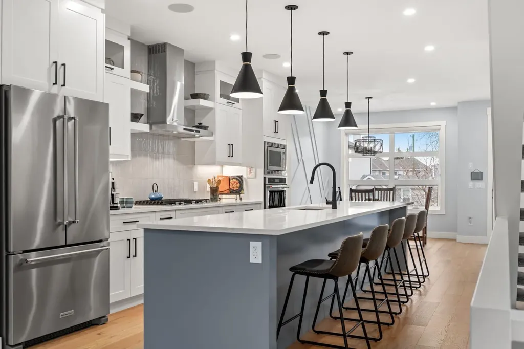2407 33 Street SW Calgary AB T3E 2T3
