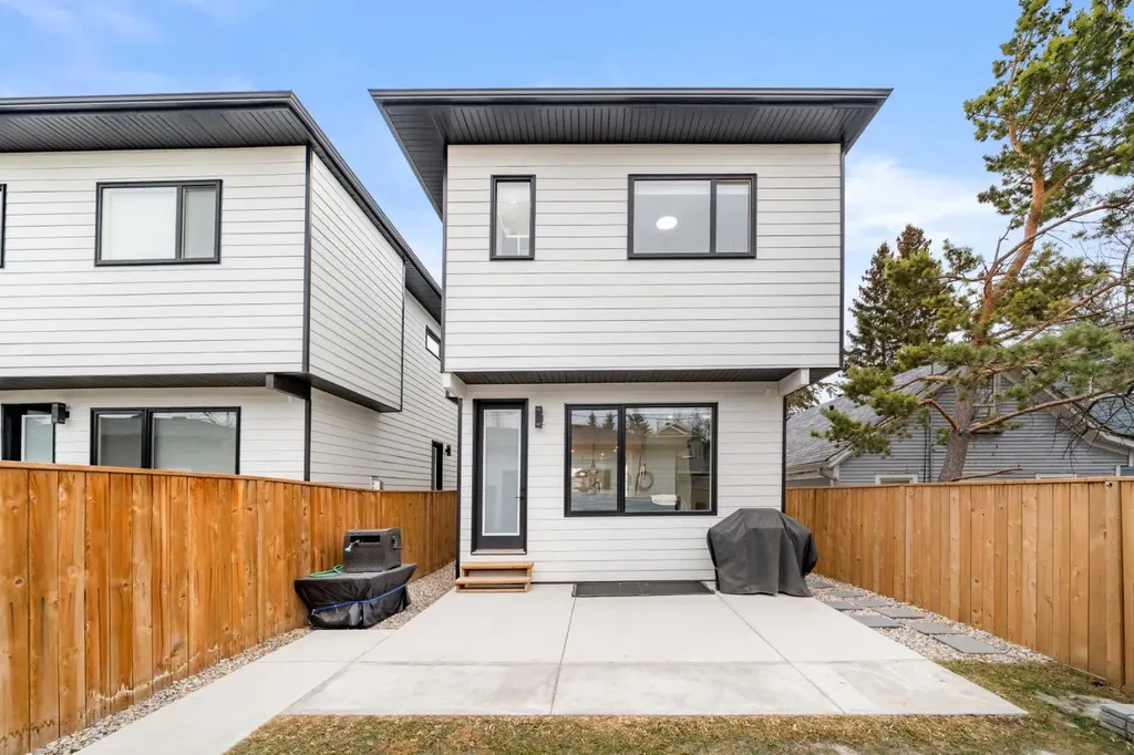 2407 33 Street SW Calgary AB T3E 2T3