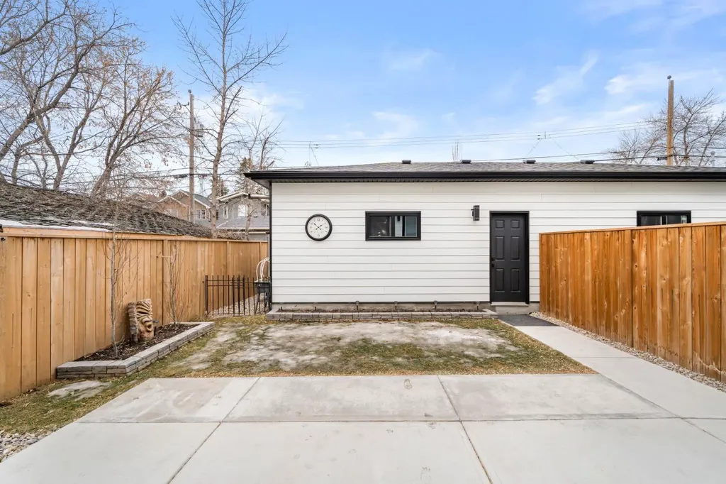 2407 33 Street SW Calgary AB T3E 2T3