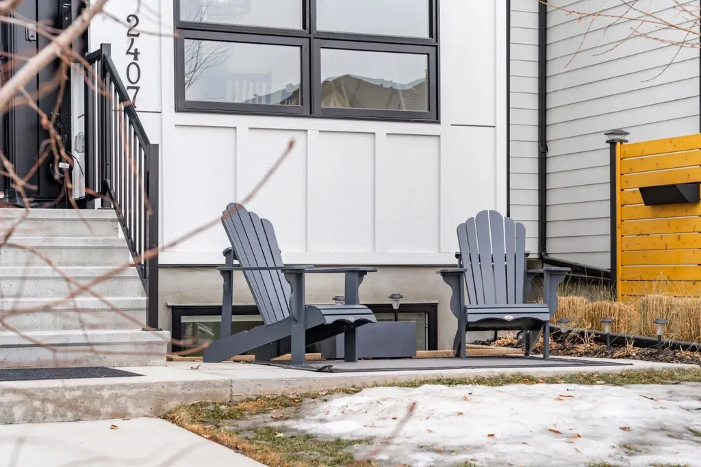2407 33 Street SW Calgary AB T3E 2T3