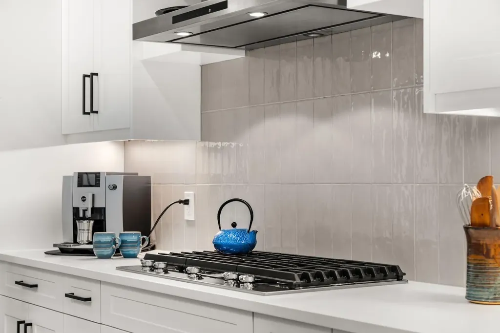 2407 33 Street SW Calgary AB T3E 2T3
