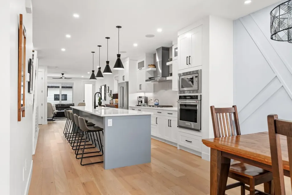 2407 33 Street SW Calgary AB T3E 2T3