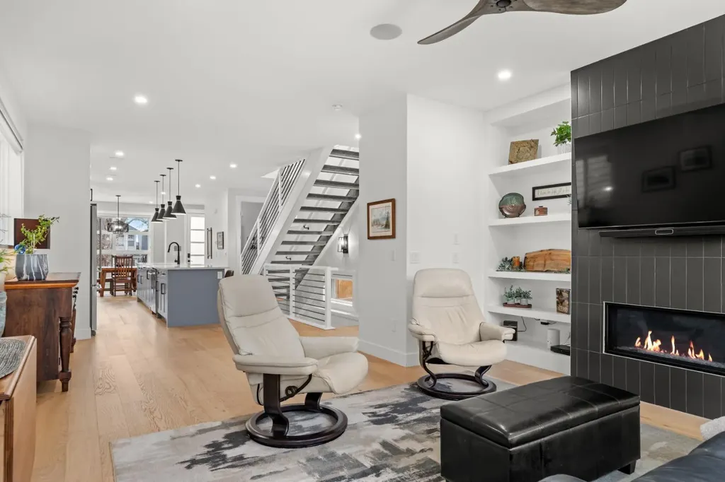 2407 33 Street SW Calgary AB T3E 2T3