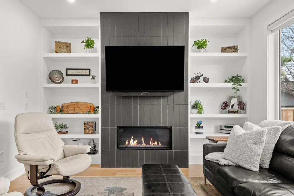 2407 33 Street SW Calgary AB T3E 2T3