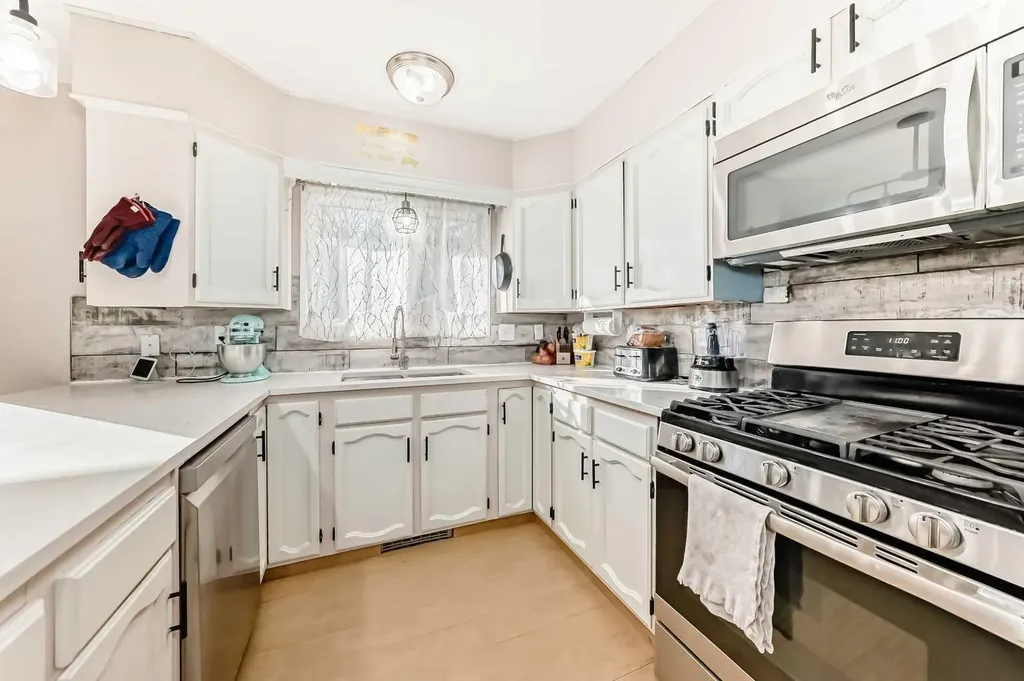 43 Allan Street Red Deer AB T4R 1A6