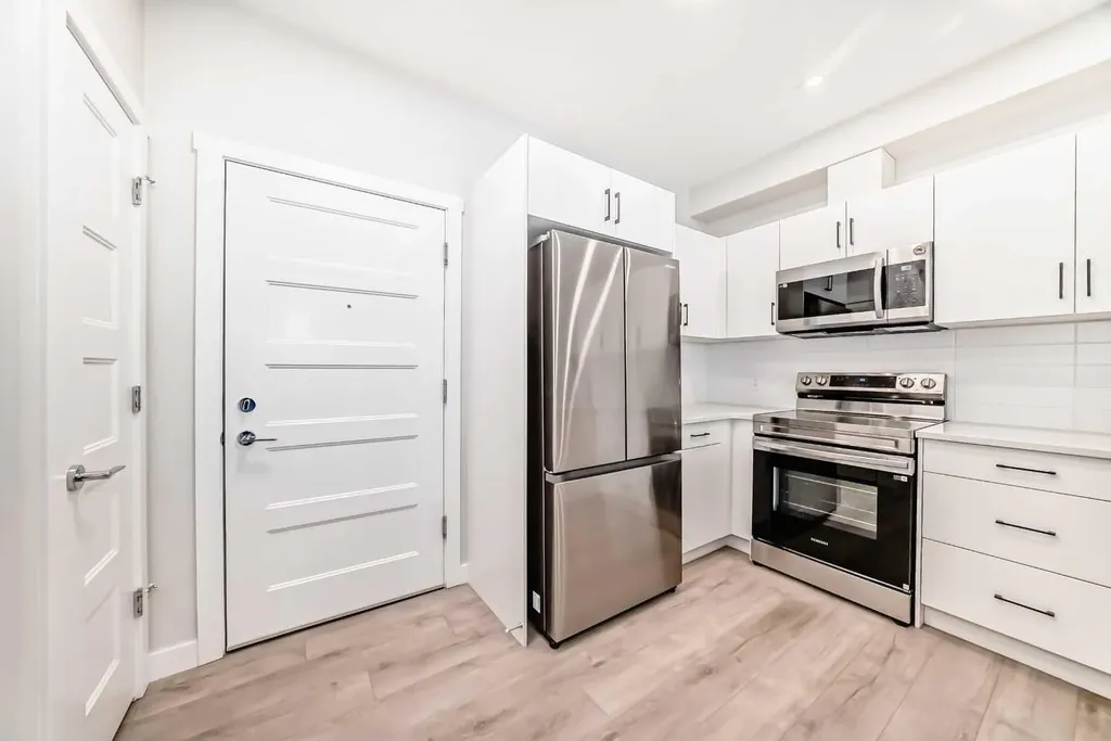 2117 81 Street SW Calgary AB T3H6H5