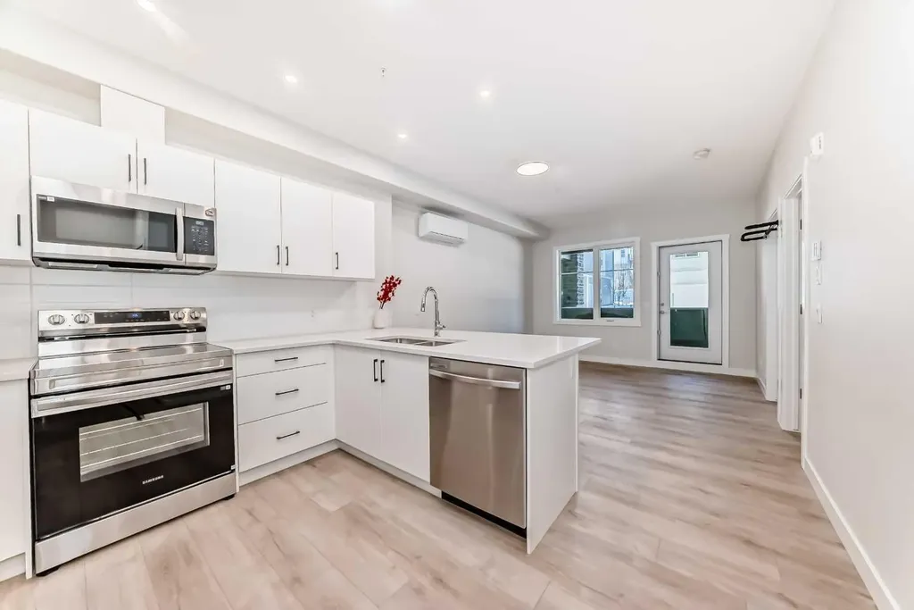 2117 81 Street SW Calgary AB T3H6H5