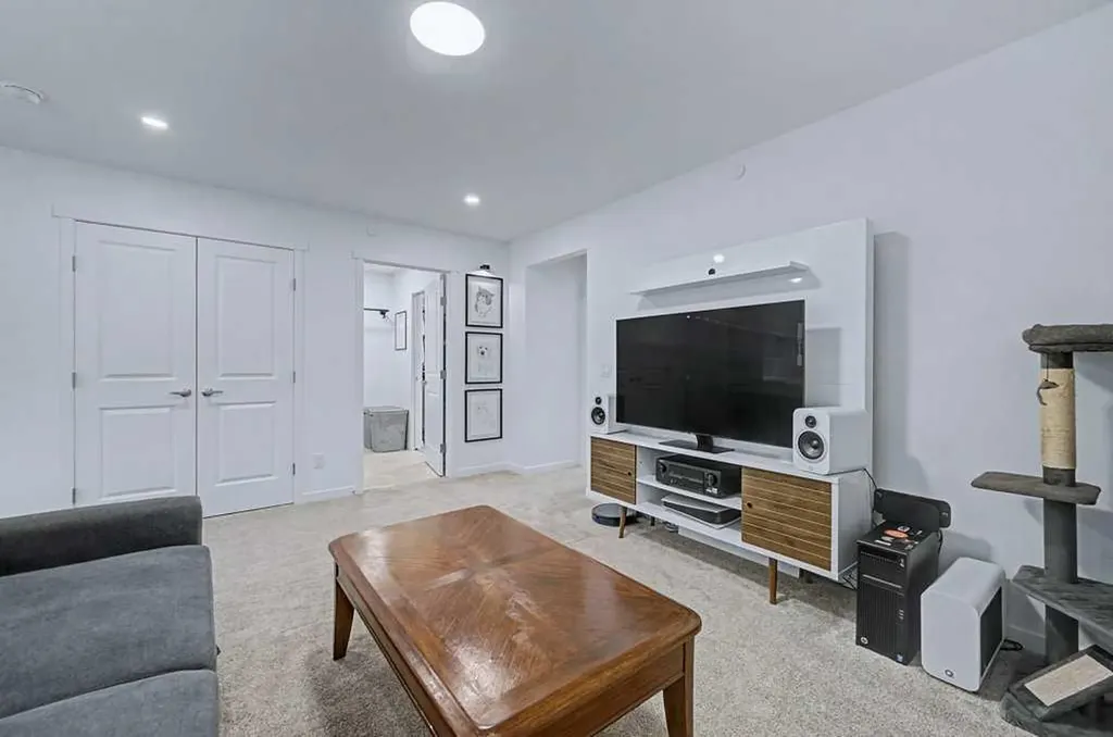 250 Hotchkiss Common SE Calgary AB T3S 0N1