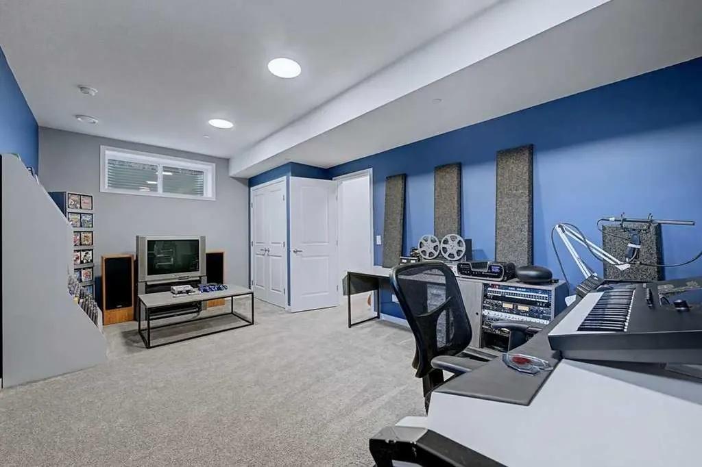250 Hotchkiss Common SE Calgary AB T3S 0N1
