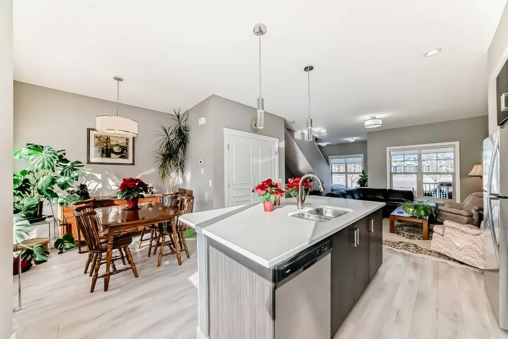 32 Horseshoe Crescent Cochrane AB T4C 2P4