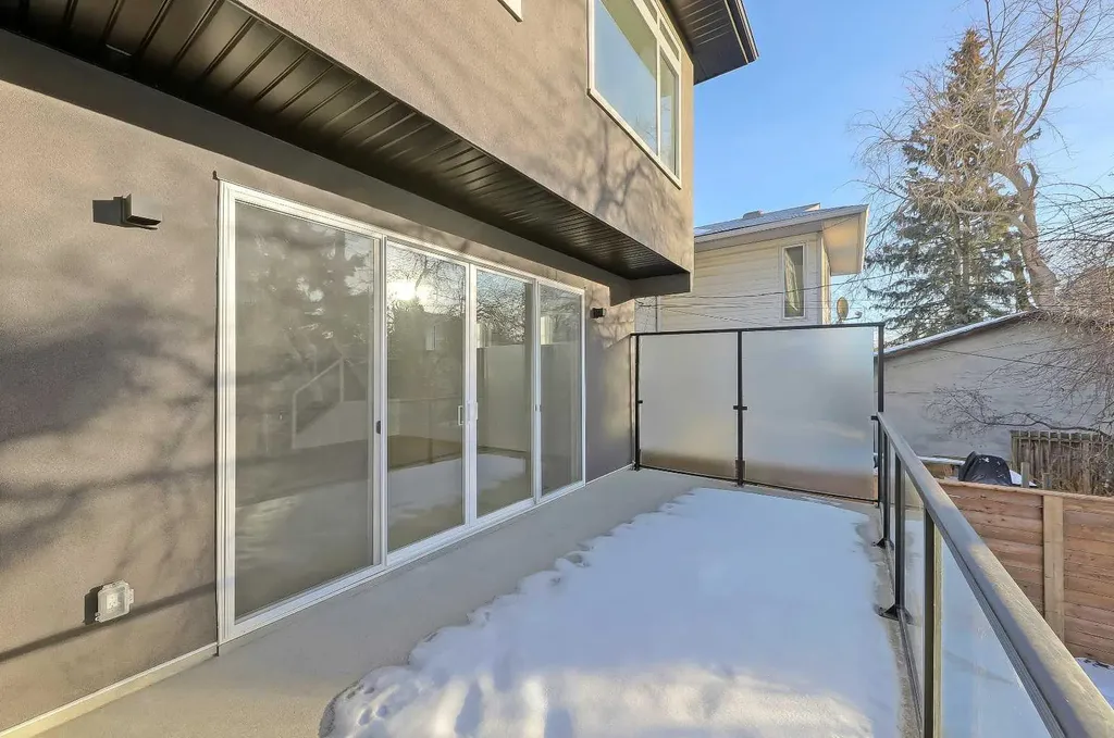 415 37 Avenue NW Calgary AB T2K 0C6